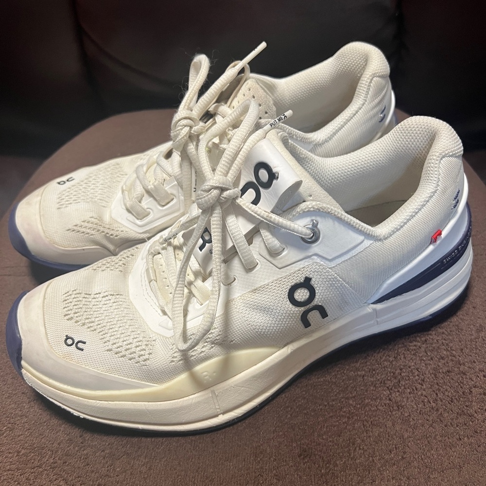 On Cloud Tennis Shoes “The Roger” size 8